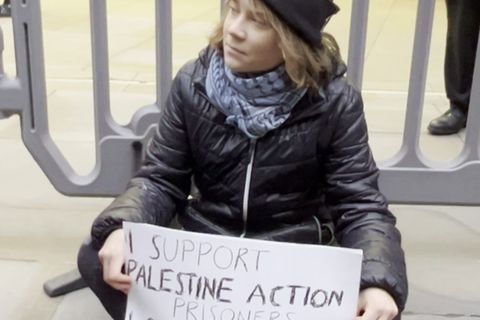 Greta Thunberg zeigt ihre Unterstützung für die propalästinensischen Organisation Palestine Action. Foto: Handout/Prisoners For