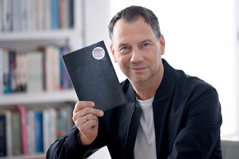 Fitzek bekommt auch selbst am liebsten Bücher geschenkt. (Archivbild) Foto: Britta Pedersen/dpa