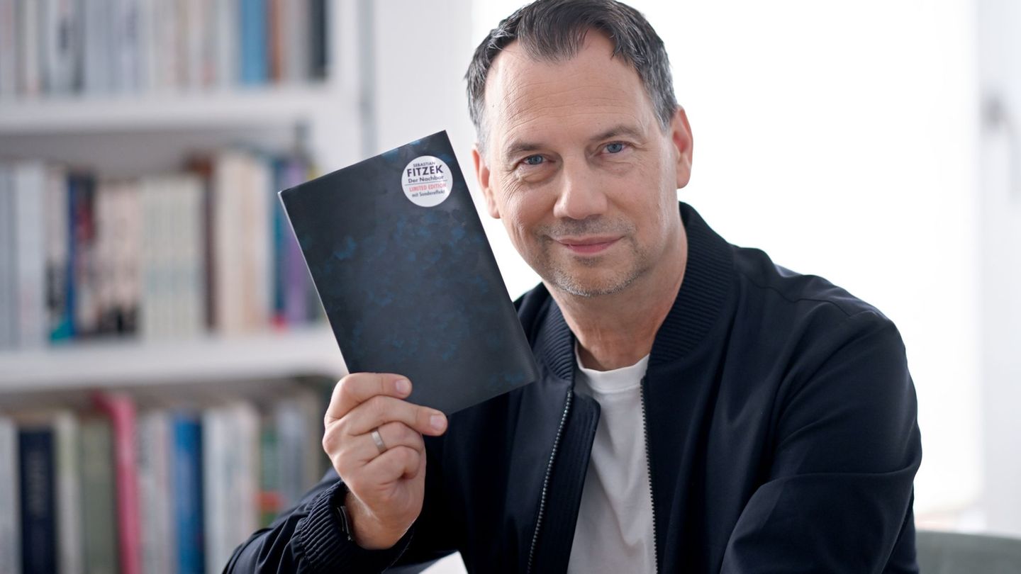 Fitzek bekommt auch selbst am liebsten Bücher geschenkt. (Archivbild) Foto: Britta Pedersen/dpa