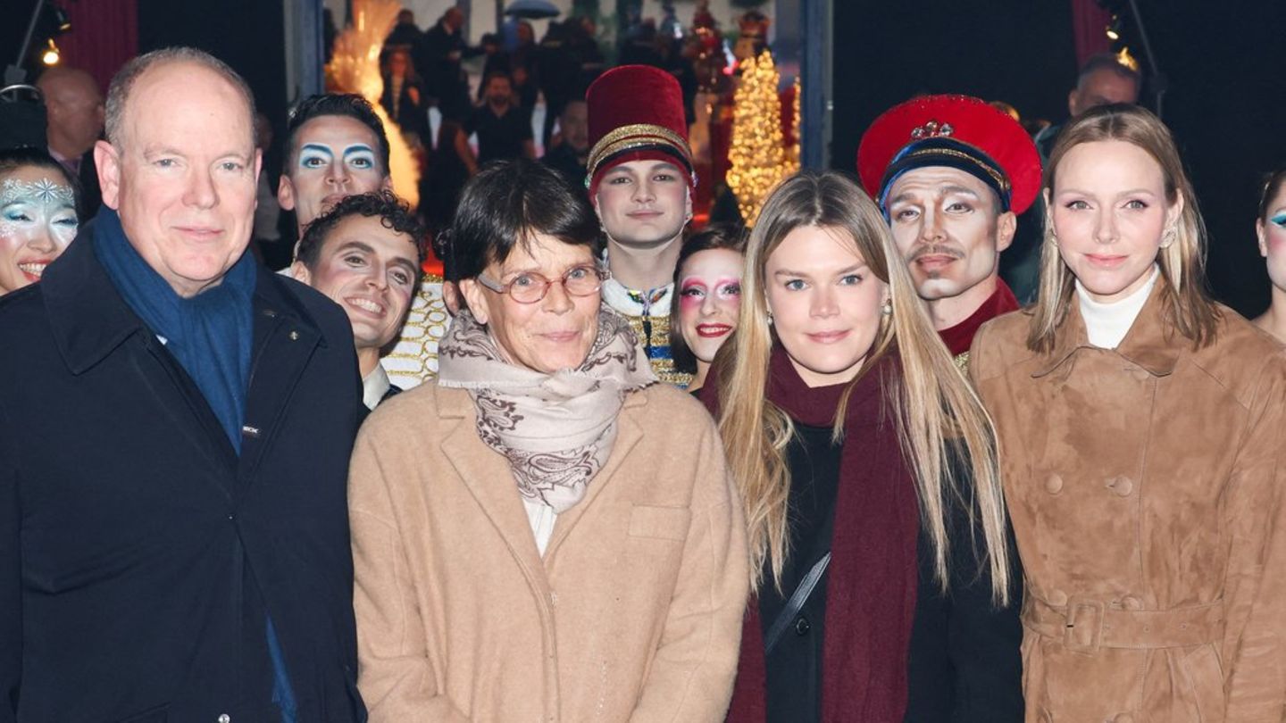 Fürst Albert II. und Fürstin Charlène (r.) hatten diesmal nicht ihre Kinder dabei. Zur Vorführung im Chapiteau de Fontvieille