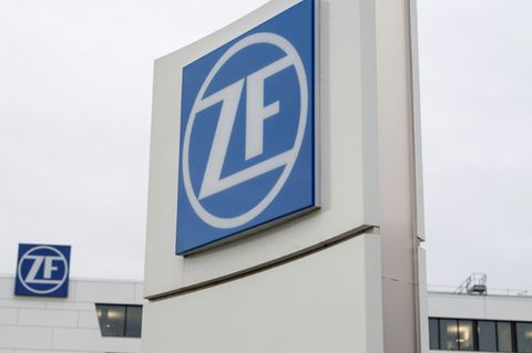 ZF-Logo am Sitz in Friedrichshafen