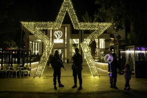 Vorweinachtsstimmung und Gewehre