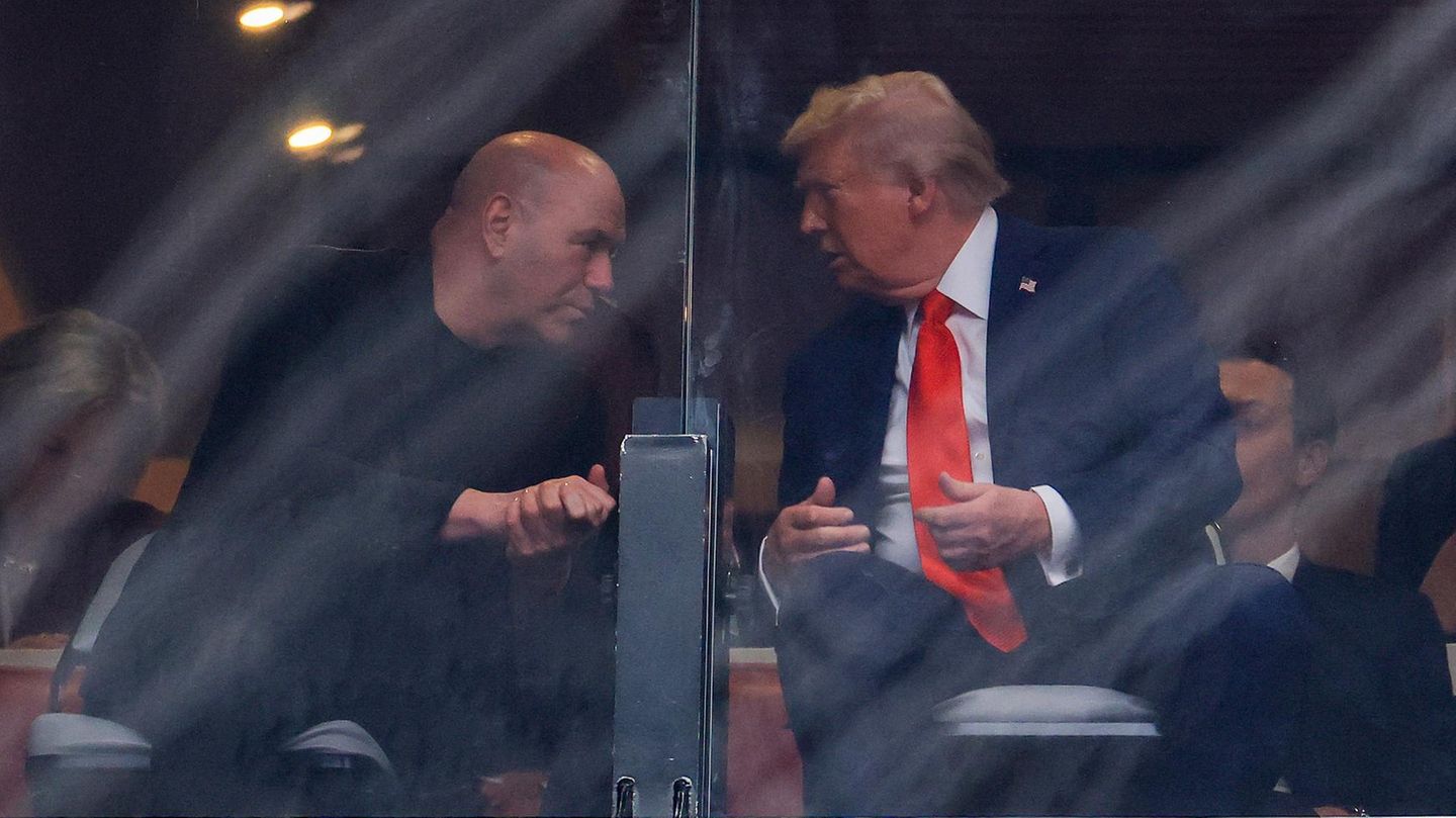 Bei der Gedenkfeier für Charlie Kirk sitzen Dana White und Donald Trump Seite an Seite