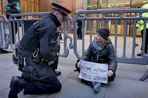Greta Thunberg hielt ein Plakat, das Unterstützung für inhaftierte Aktivisten zeigte