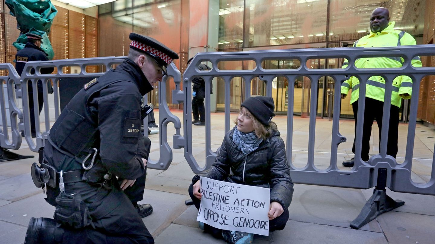 Greta Thunberg wurde in London festgenommen. Foto: Handout/Prisoners For Palestine/PA Media/dpa