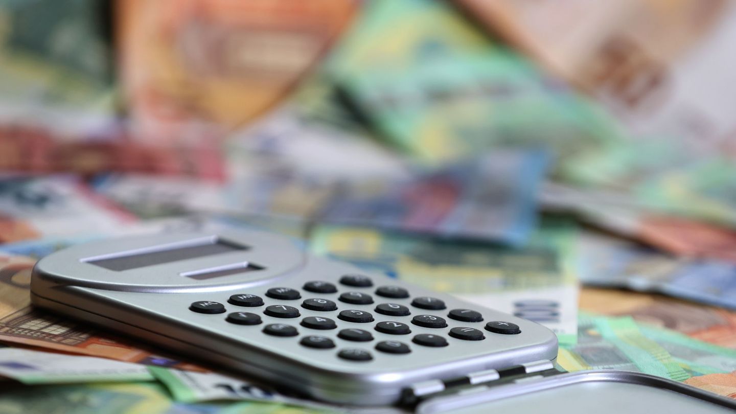 Ein Taschenrechner liegt auf verschiedenen Euro-Banknoten. (Symbolbild) Foto: Karl-Josef Hildenbrand/dpa