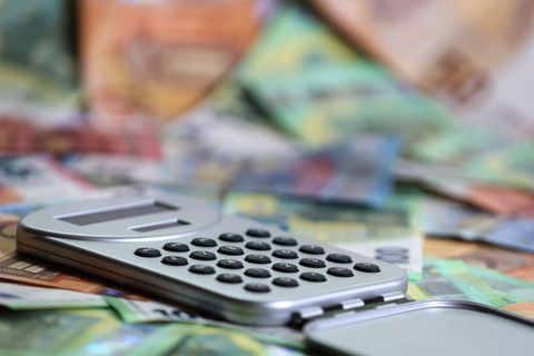 Ein Taschenrechner liegt auf verschiedenen Euro-Banknoten. (Symbolbild) Foto: Karl-Josef Hildenbrand/dpa