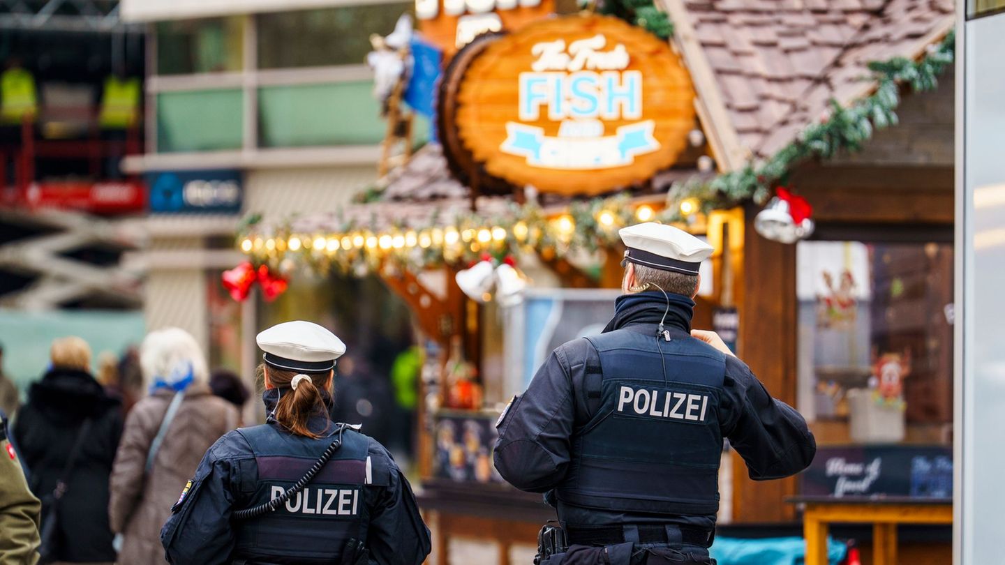 Polizisten sorgen für die Sicherheit auf Hessens Weihnachtsmärkten wie hier in Frankfurt. (Archivbild) Foto: Andreas Arnold/dpa