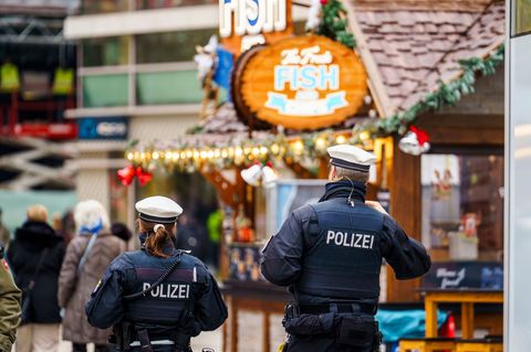 Polizisten sorgen für die Sicherheit auf Hessens Weihnachtsmärkten wie hier in Frankfurt. (Archivbild) Foto: Andreas Arnold/dpa