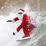 Edinburgh, Großbritannien. Board statt Schlitten: Im schottischen Lost Shore Surf Resort in Newbridge, in der Nähe von Edinburgh reitet ein als Weihnachtsmann verkleideter Surfer eine Welle 