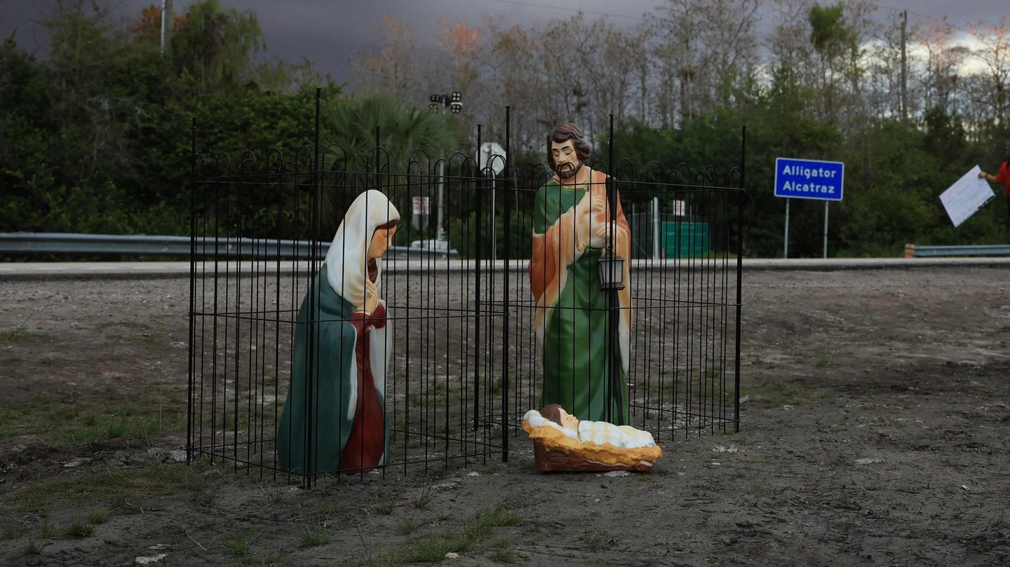 Ochopee, USA. Weltweit sind derzeit unzählige Darstellungen von Maria und Josef zu sehen, die auf das neugeborene Jesuskind hinabblicken. Bei dieser Krippen-Szene in Florida sind die Figuen der frischgebackenenen Eltern jedoch in Käfige eingesperrt, ihr Baby ist dadurch für sie unerreichbar. Aktivisten haben sie als Sinnbild aufgestellt, um auf die Situation von Migranten-Familien aufmerksam zu machen, die durch die rigorose Abschiebepolitik der US-Regierung auseinandergerissen werden. 
