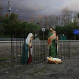 Ochopee, USA. Weltweit sind derzeit unzählige Darstellungen von Maria und Josef zu sehen, die auf das neugeborene Jesuskind hinabblicken. Bei dieser Krippen-Szene in Florida sind die Figuen der frischgebackenenen Eltern jedoch in Käfige eingesperrt, ihr Baby ist dadurch für sie unerreichbar. Aktivisten haben sie als Sinnbild aufgestellt, um auf die Situation von Migranten-Familien aufmerksam zu machen, die durch die rigorose Abschiebepolitik der US-Regierung auseinandergerissen werden. 