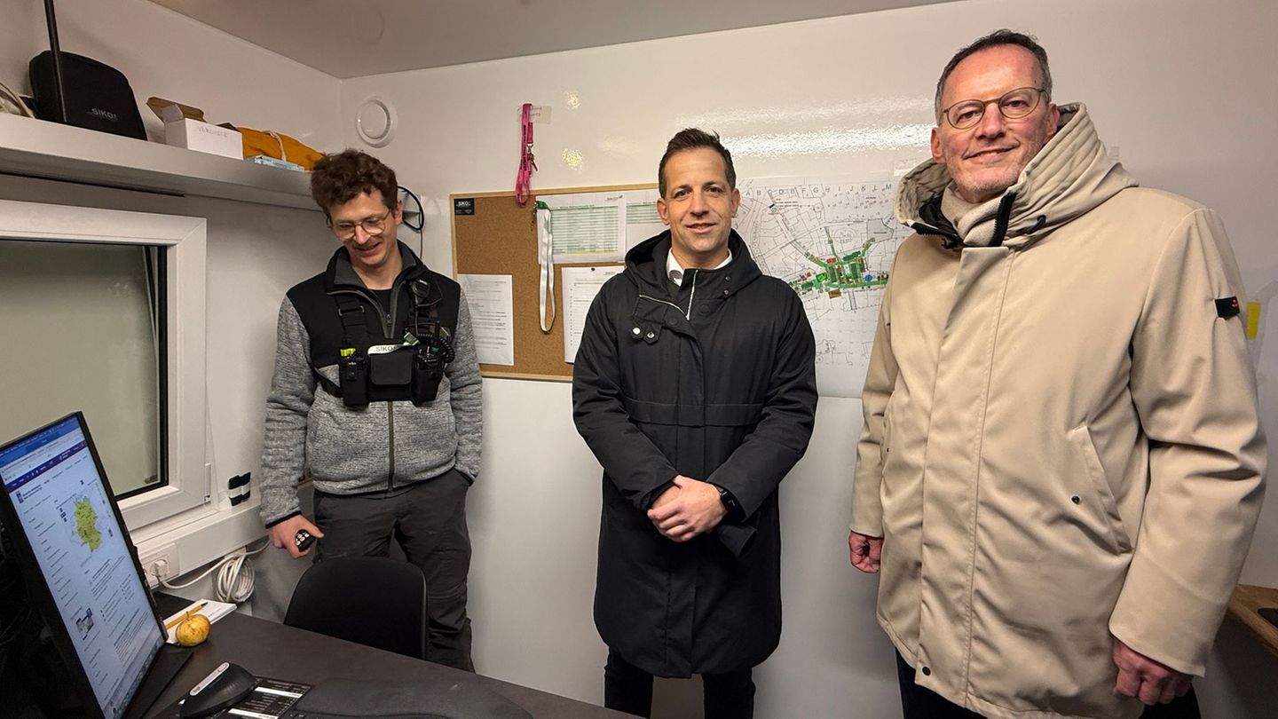 In der Veranstaltungsleitzentrale kann das Geschehen auf dem Weihnachtsmarkt auf neun Bildschirmen beobachtet werden. Foto: Ira