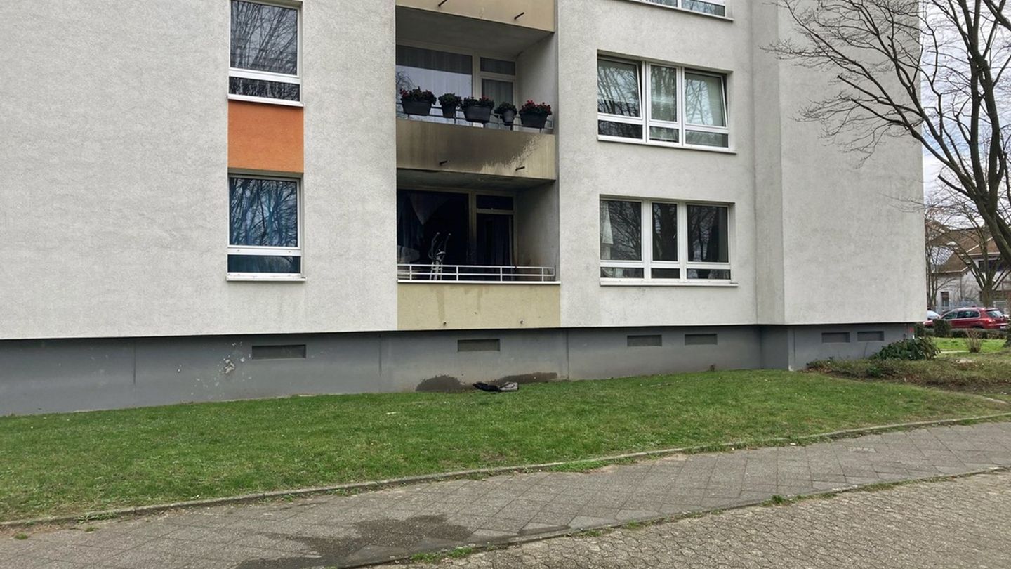 Spuren des Wohnungsbrands an der Fassade. Foto: Polizei Mettmann/dpa