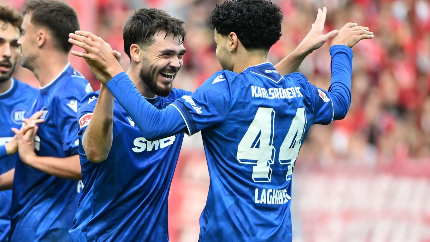 Eymen Laghrissi (r) bei seinem Profidebüt für den KSC im Derby gegen den 1. FC Kaiserslautern. Foto: Uli Deck/dpa