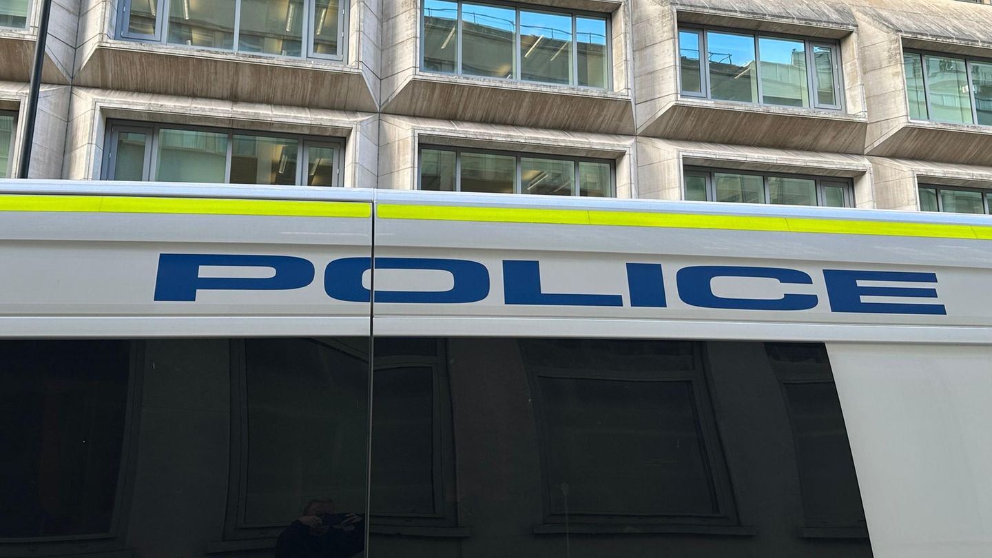 Ein Polizeiauto steht vor dem britischen Justizministerium