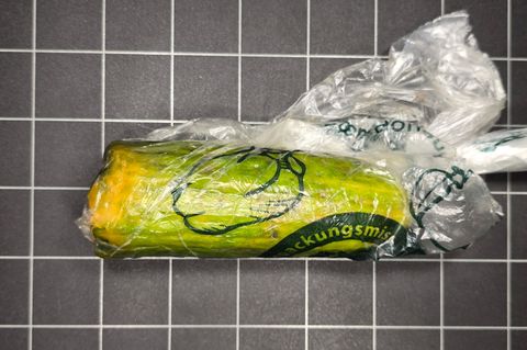 Diese alte Gurke hatte eine Frau aus der Oberpfalz statt einer Goldmünze in einem Paket bekommen. Foto: Polizei Sulzbach-Rosenbe