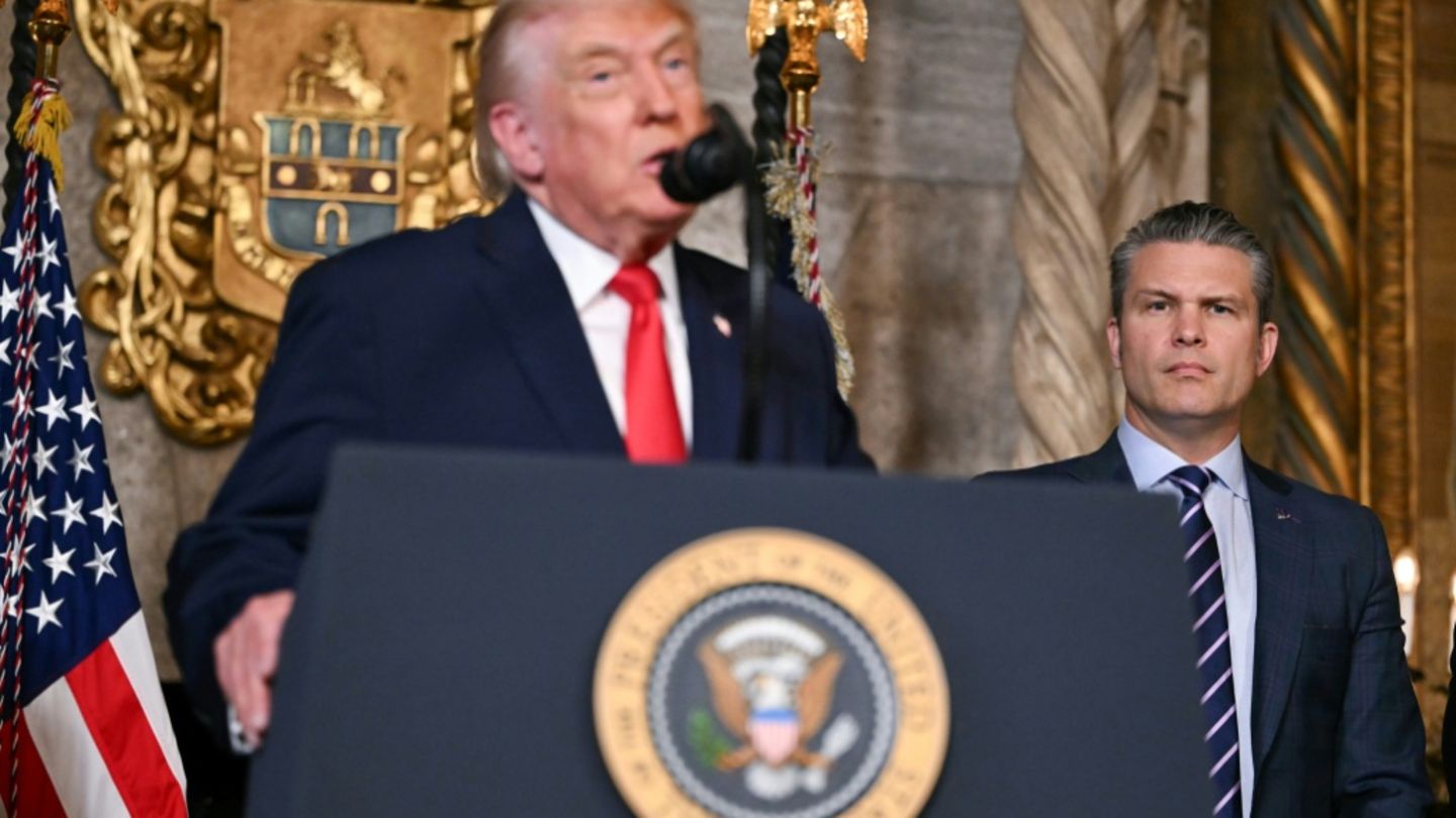 Trump und sein selbsternannter "Kriegsminister" Hegseth (r.)