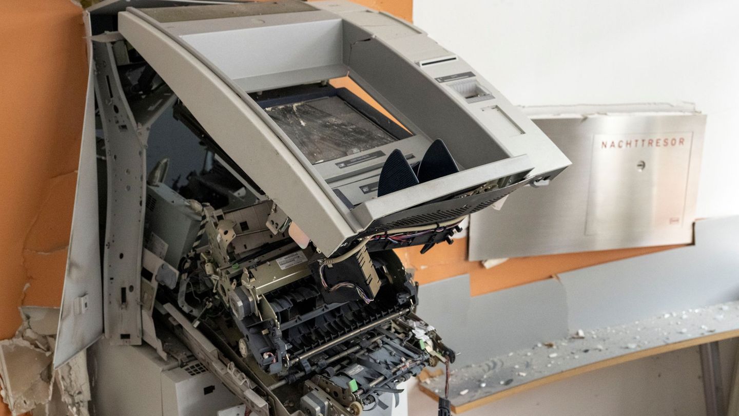 Das Quartett soll am Montagmorgen einen Geldautomaten in Ehekirchen gesprengt haben. Foto: Stefan Puchner/dpa