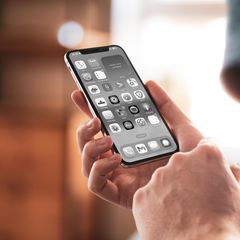 Ein iPhone zeigt alles in Graustufen