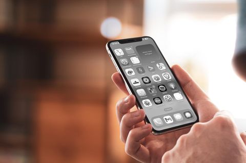 Ein iPhone zeigt alles in Graustufen