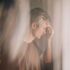 Migräne: Ein Mann presst seine Hände an die Schläfen