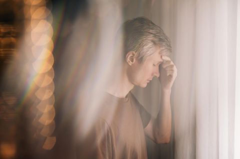 Migräne: Ein Mann presst seine Hände an die Schläfen