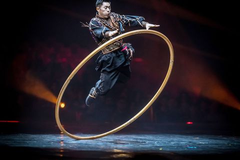 Die von Chen Tao geleitete Akrobaten-Truppe Guangzhou aus China glänzt mit einem Cyr-Wheel (Ein-Reifen-Rhönrad) in perfekter Präzision.