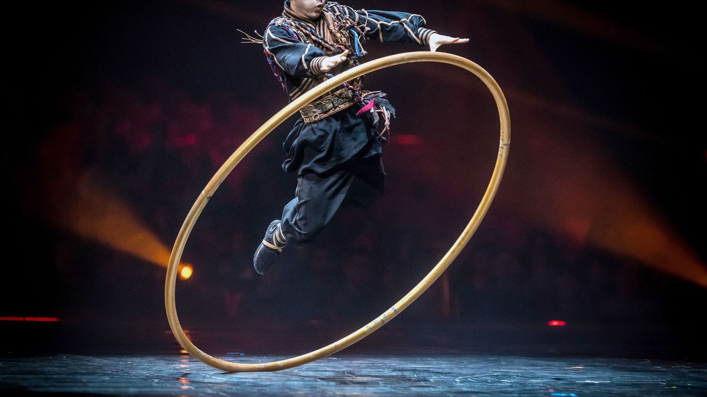 Die von Chen Tao geleitete Akrobaten-Truppe Guangzhou aus China glänzt mit einem Cyr-Wheel (Ein-Reifen-Rhönrad) in perfekter Präzision.
