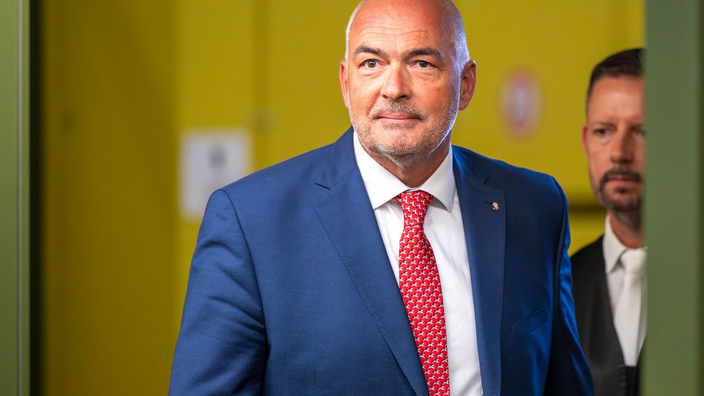 Fischer muss sich wegen des Vorwurfs der Bestechlichkeit vor dem Oberlandesgericht verantworten. (Archivbild) Foto: Peter Kneffe