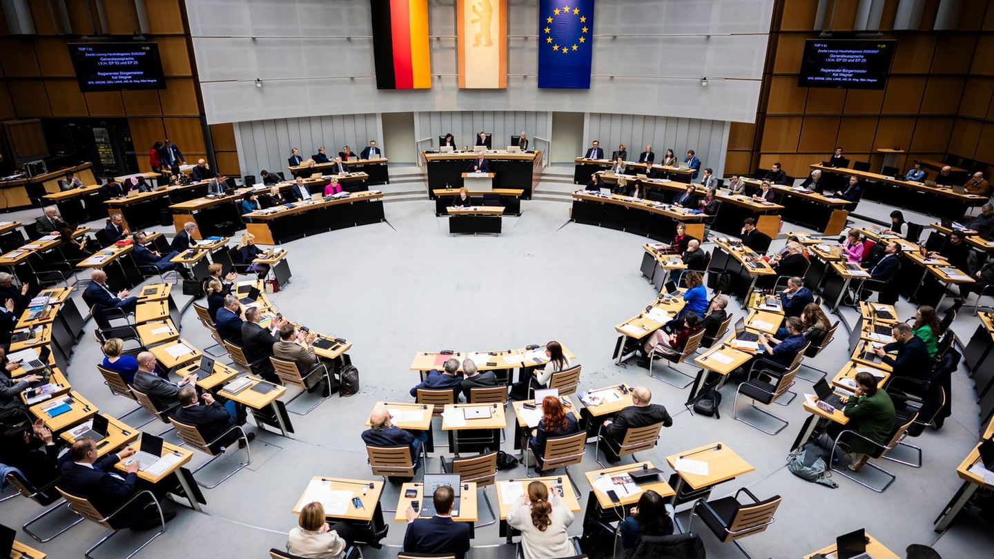 Die 159 Berliner Abgeordneten können sich laut Medienberichten ab Januar über mehr Geld freuen. (Archivbild) Foto: Christoph Soe