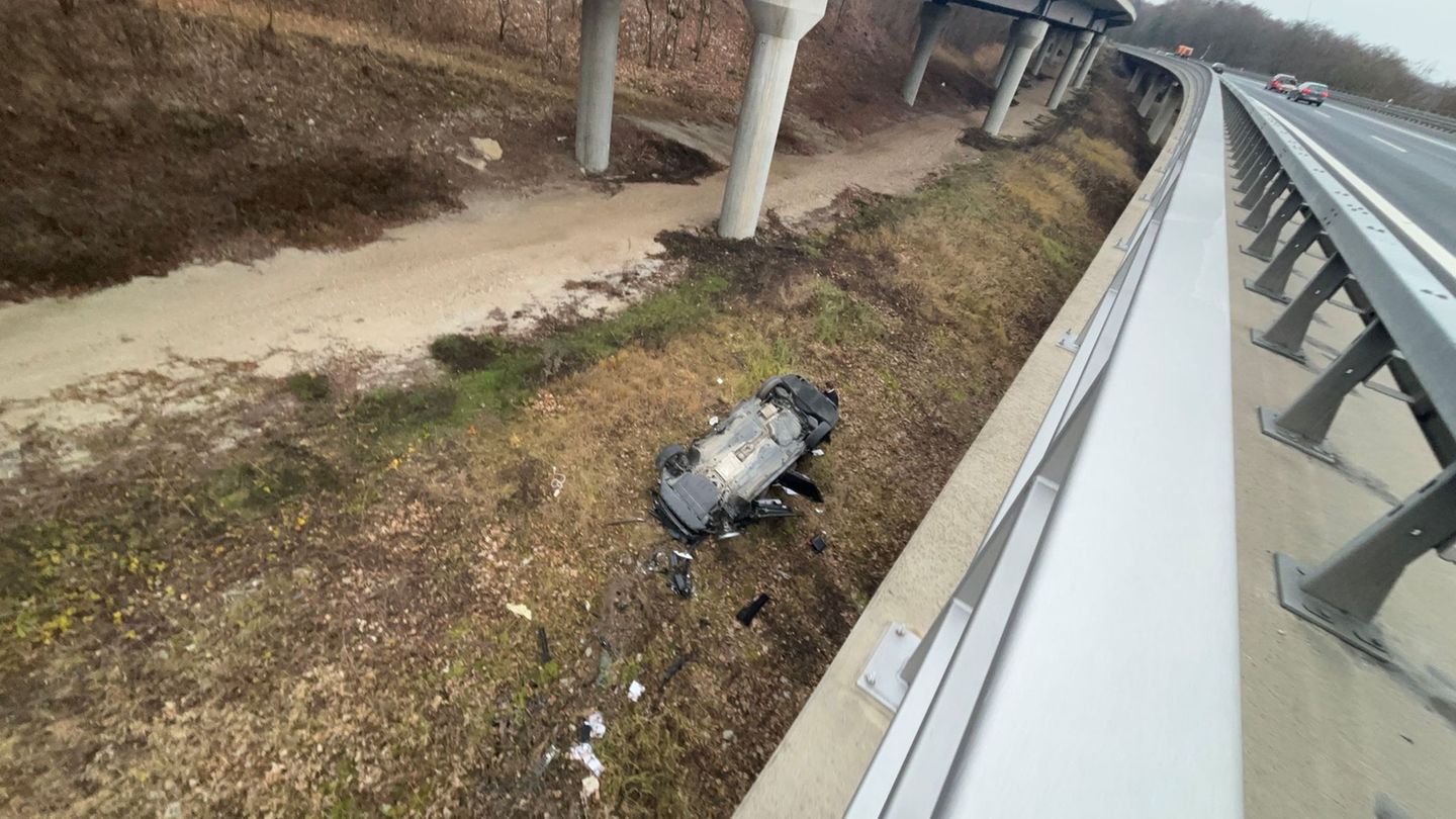 Die Einsatzkräfte eilten zu dem Unfallort. Das Auto war etwa zehn Meter in die Tiefe gestürzt. (Symbolbild) Foto: --/Verkehrspol