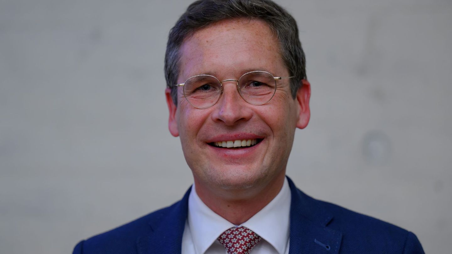 Oberbürgermeister Alexander Vogt und sein Referent gehen getrennte Wege. (Archivbild) Foto: Hendrik Schmidt/dpa