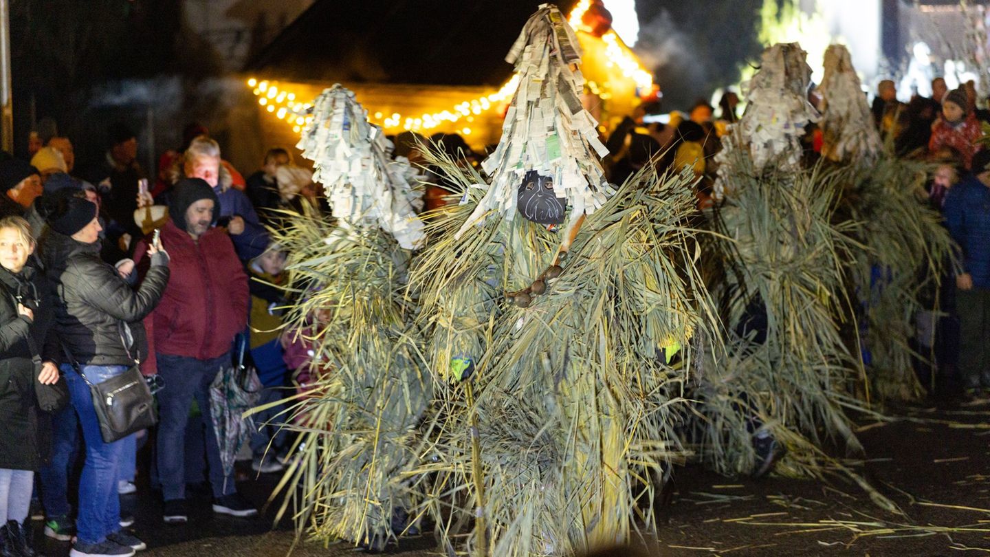 Mit lautem Schellen, Peitschenknallen und geheimnisvollen Schilfgestalten ist in Gethles Weihnachten eingeläutet worden. Foto: M