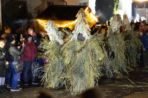 Mit lautem Schellen, Peitschenknallen und geheimnisvollen Schilfgestalten ist in Gethles Weihnachten eingeläutet worden. Foto: M