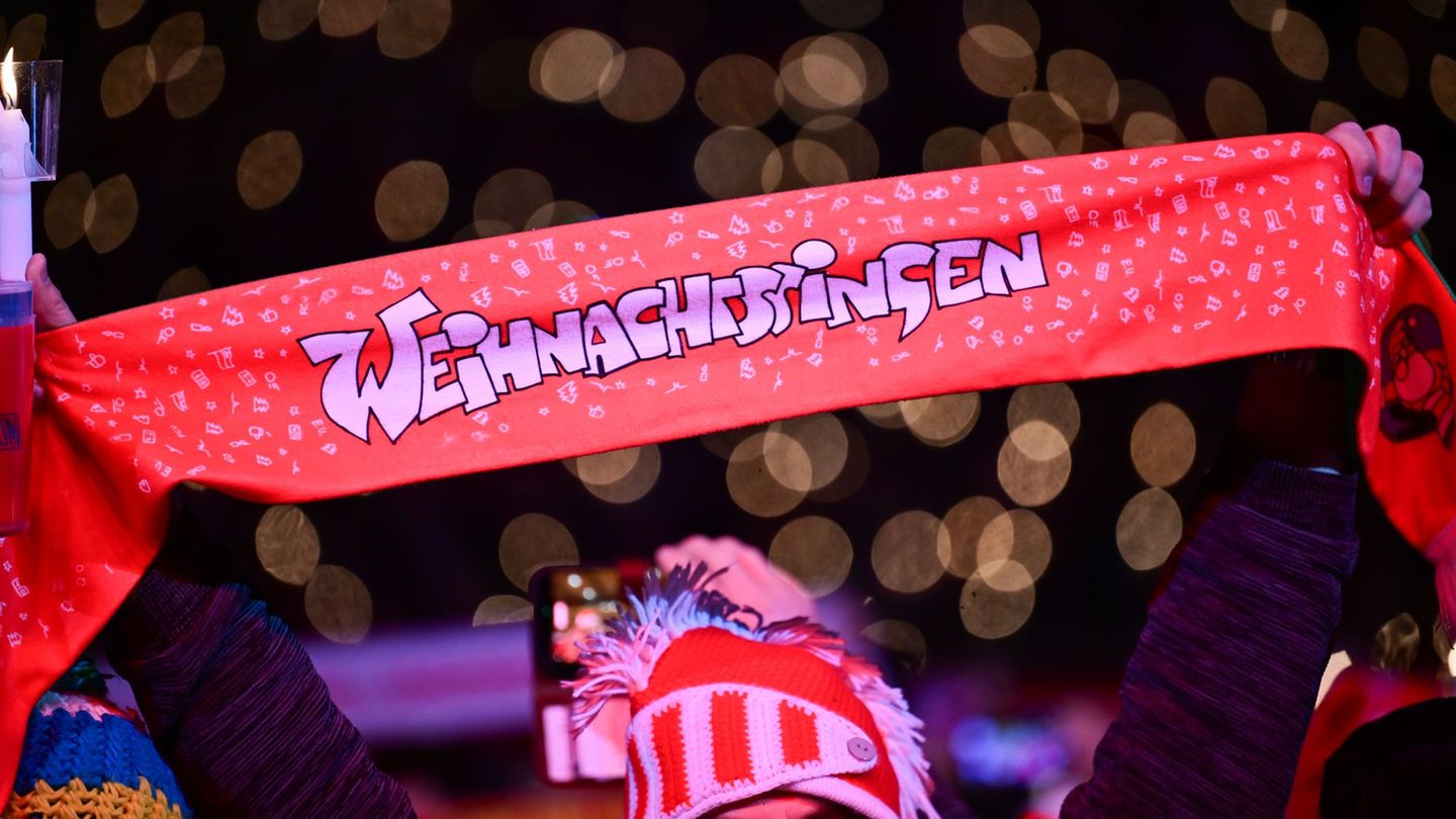 Viele Union-Fans lassen sich das Weihnachtssingen nicht entgehen. Foto: Sebastian Christoph Gollnow/dpa