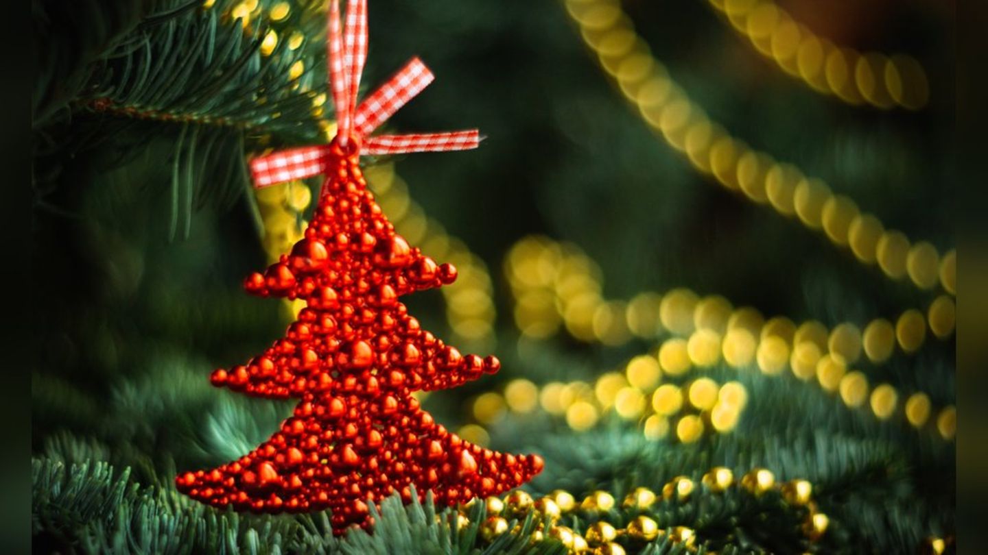 Der Weihnachtsbaum gehört wohl international zu den bekanntesten und beliebtesten Weihnachtstraditionen.