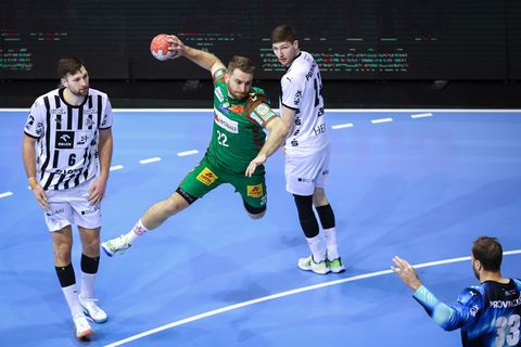 Magdeburgs Lukas Mertens kommt gegen die Kieler Abwehr frei zum Wurf. Foto: Ronny Hartmann/dpa-Zentralbild/dpa