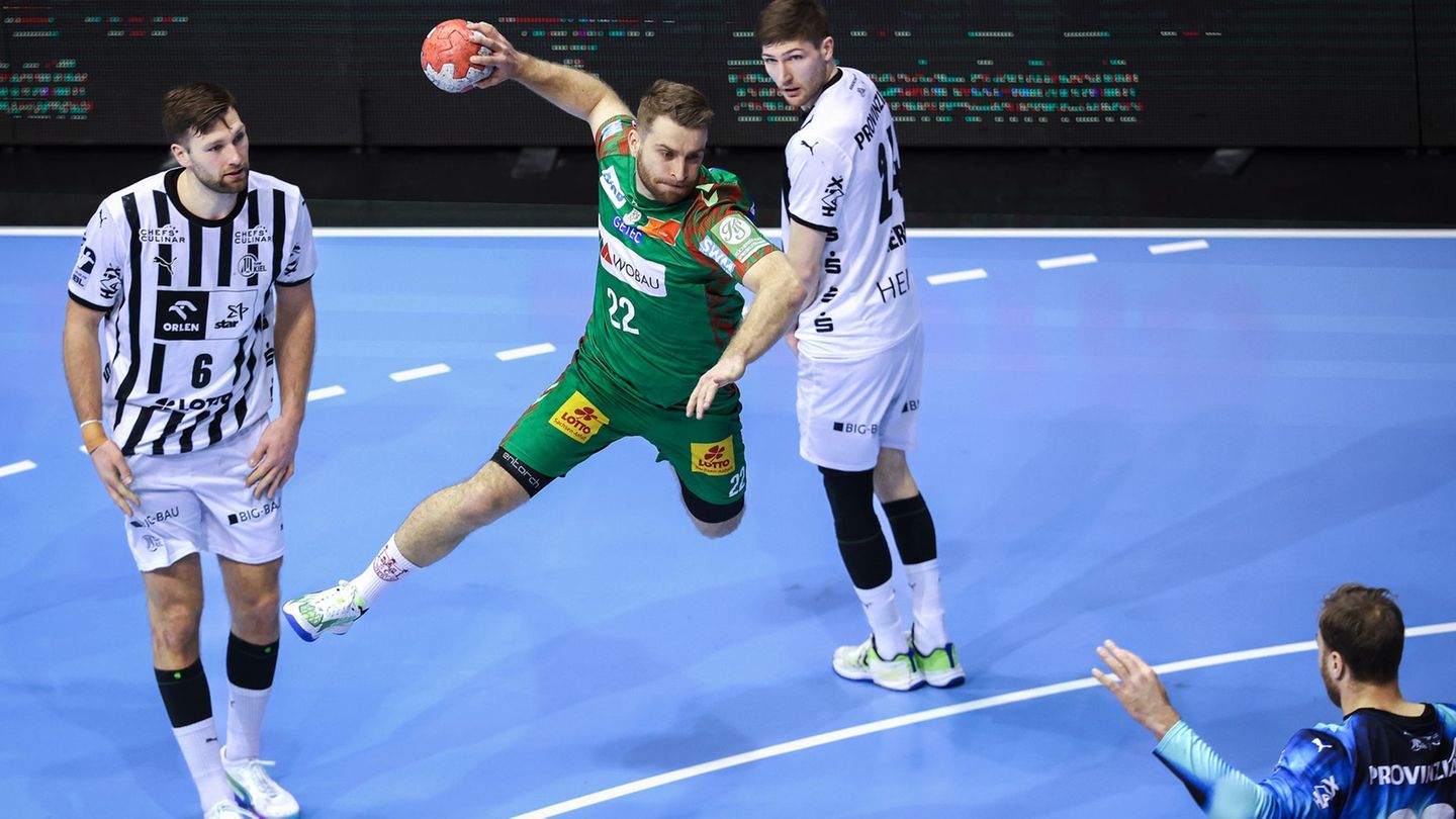 Magdeburgs Lukas Mertens kommt gegen die Kieler Abwehr frei zum Wurf. Foto: Ronny Hartmann/dpa-Zentralbild/dpa