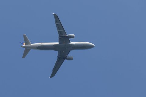 Flugzeug von unten (Symbolbild Abschiebung nach Syrien)