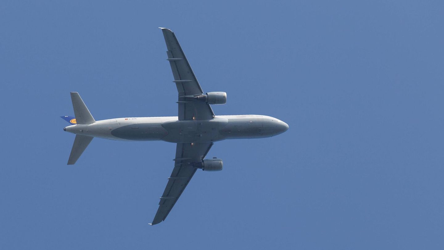 Flugzeug von unten (Symbolbild Abschiebung nach Syrien)