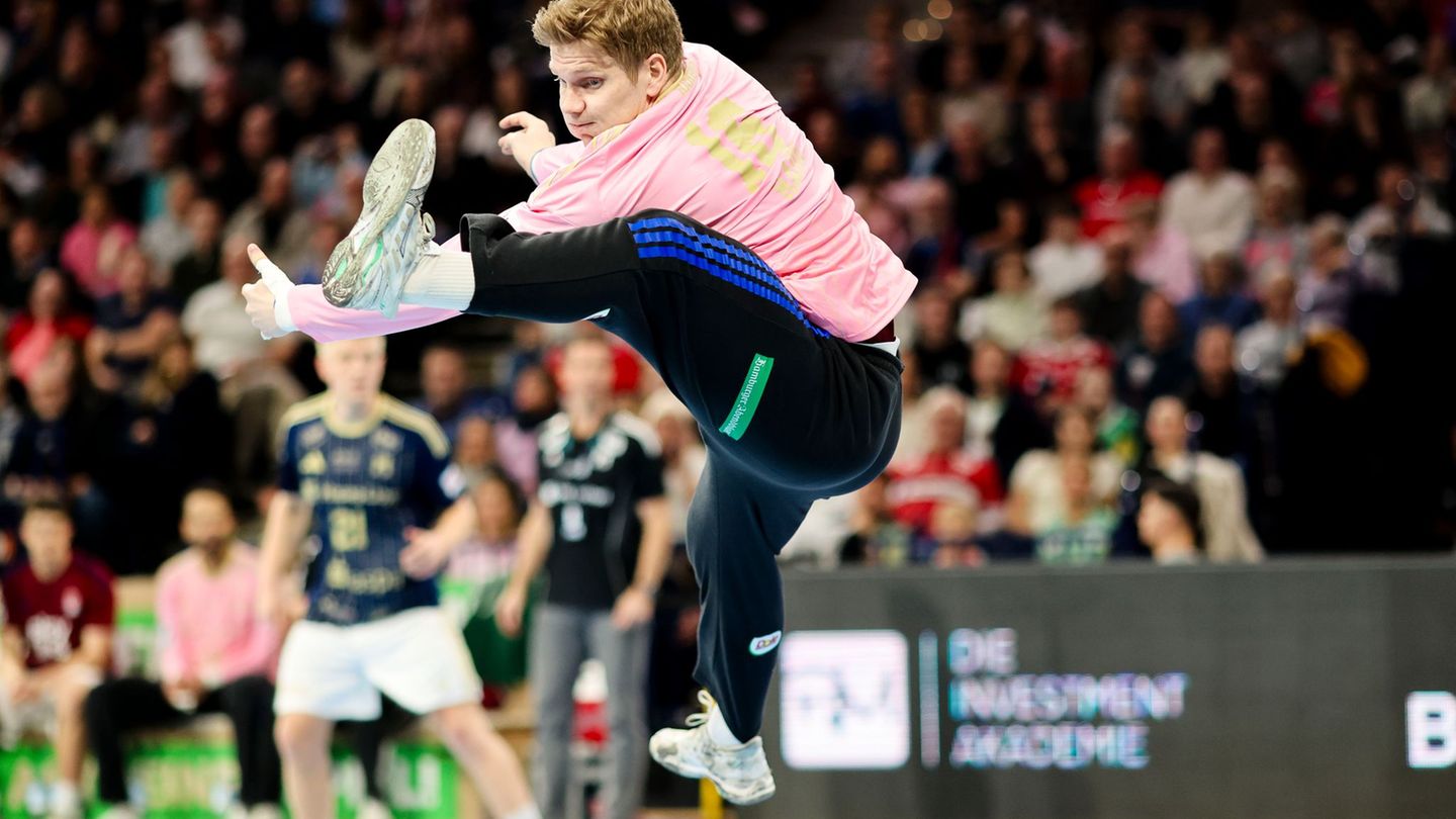 Hamburgs Torwart Robin Haug springt. Foto: Frank Molter/dpa