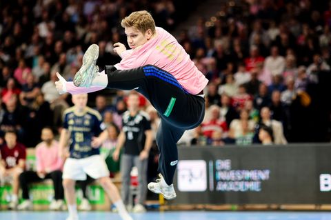 Hamburgs Torwart Robin Haug springt. Foto: Frank Molter/dpa