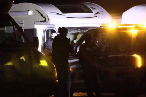 Einsatzkräfte der Polizei am Tatort. Auch ein Hubschrauber ist bei der Fahndung zum Einsatz gekommen. Foto: Sascha Thelen/dpa