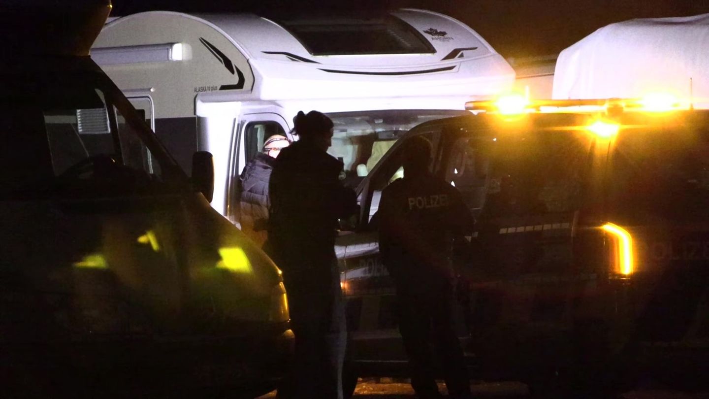 Einsatzkräfte der Polizei am Tatort. Auch ein Hubschrauber ist bei der Fahndung zum Einsatz gekommen. Foto: Sascha Thelen/dpa