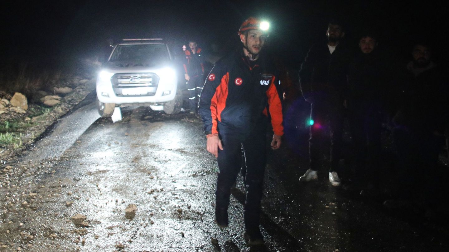 Türkische Rettungsteams suchen nach Überresten des Flugzeugs. Foto: Efekan Akyuz/AP/dpa