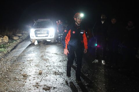 Türkische Rettungsteams suchen nach Überresten des Flugzeugs. Foto: Efekan Akyuz/AP/dpa