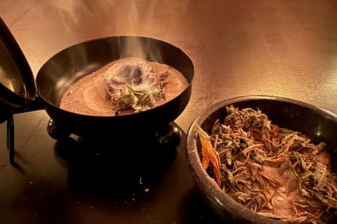 Nach alter Überlieferung soll Räuchern gegen unheimliche Wesen helfen, die in den Raunächten unterwegs sind. Foto: Michael Bauer