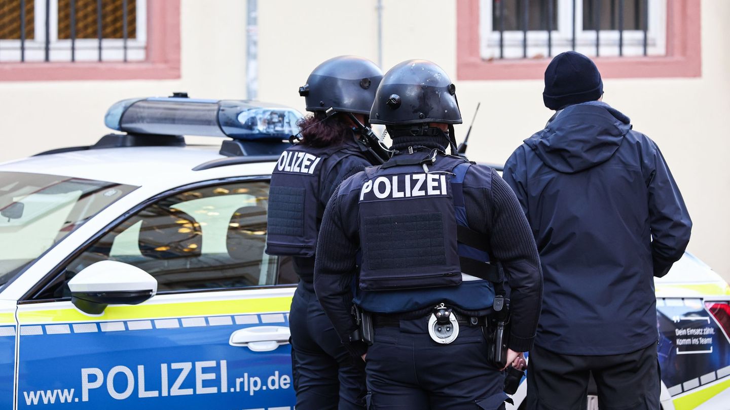 Die Zulage für Polizisten in Rheinland-Pfalz darf nach Ansicht der CDU nicht niedriger sein als die für Polizisten im Bund. (Sym