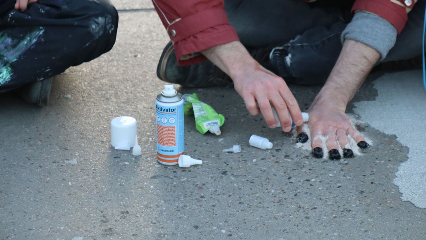 Immer wieder kleben sich Klimaaktivisten an Straßen fest. Foto: Rene Priebe/dpa